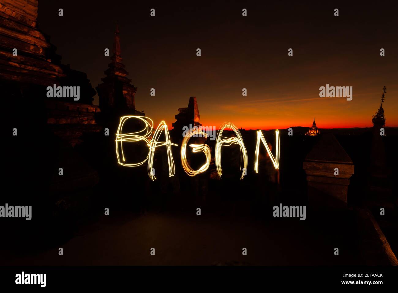 Bagan peinture de lumière contre le soleil couchant avec silhouettes de Temples en Birmanie Banque D'Images