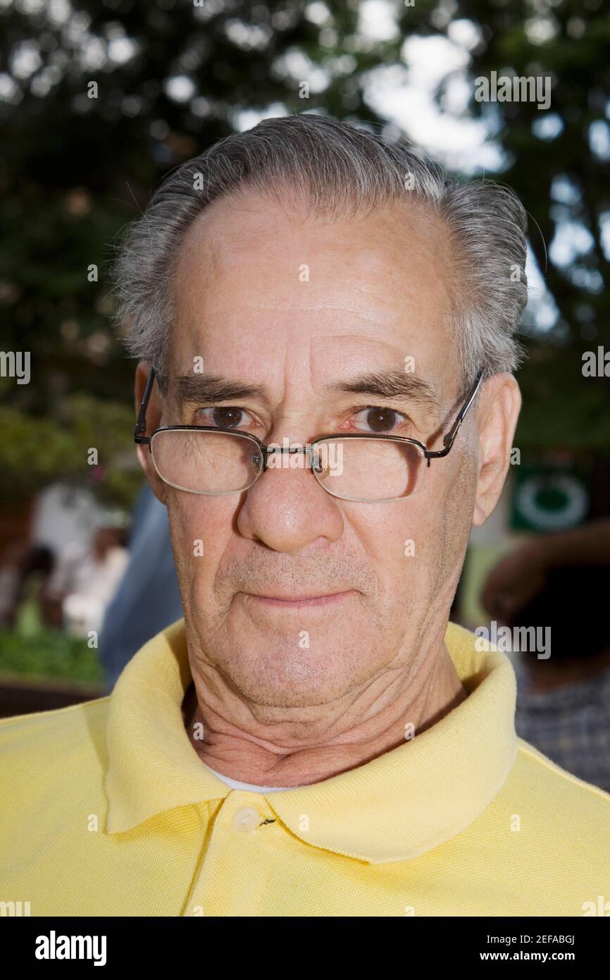 Portrait d'un homme mature portant des lunettes et regardant Banque D'Images