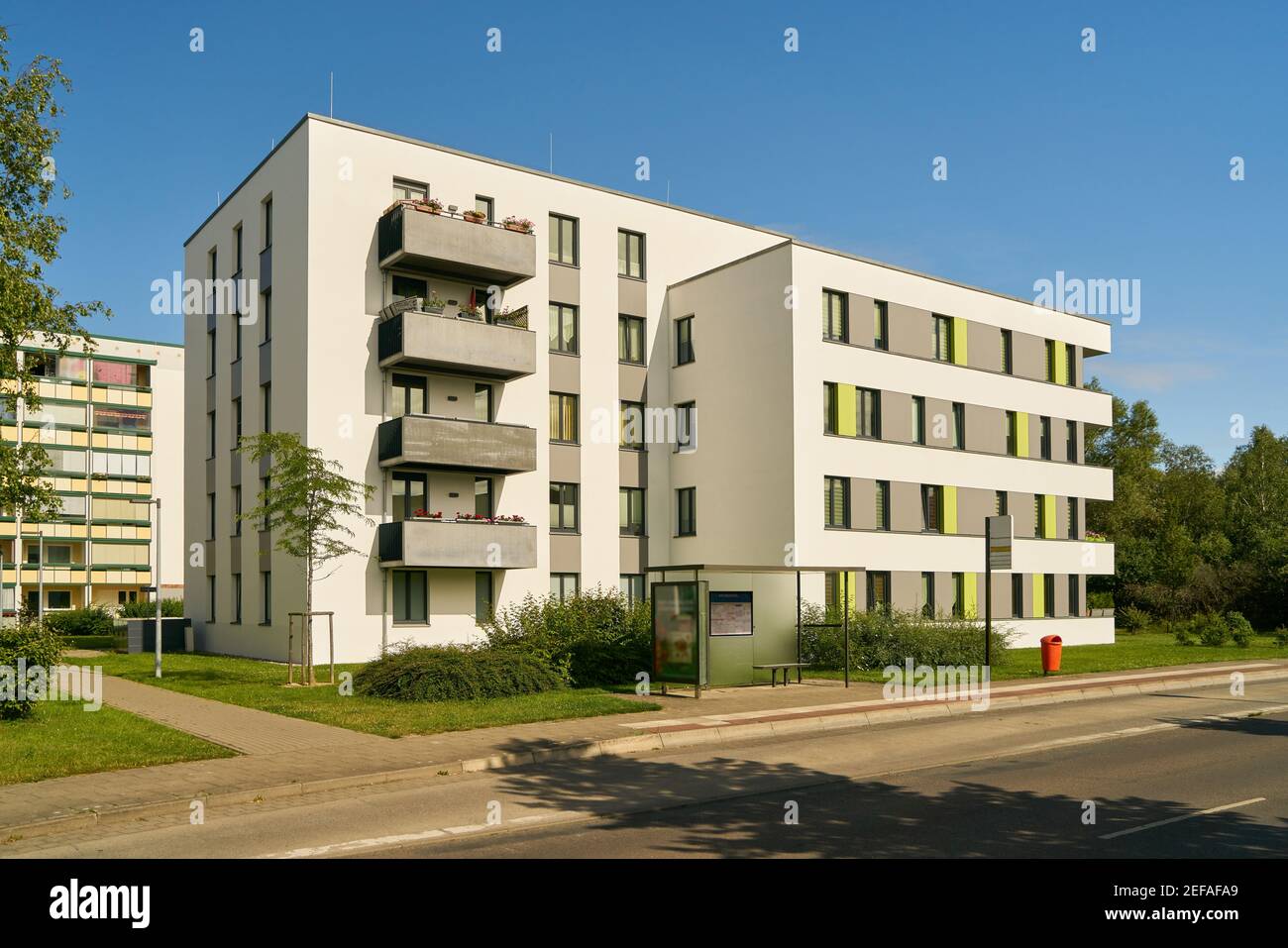 Immeuble d'appartements dans un domaine de logement préfabriqué dans la rue avec un arrêt de bus pendant la journée Banque D'Images