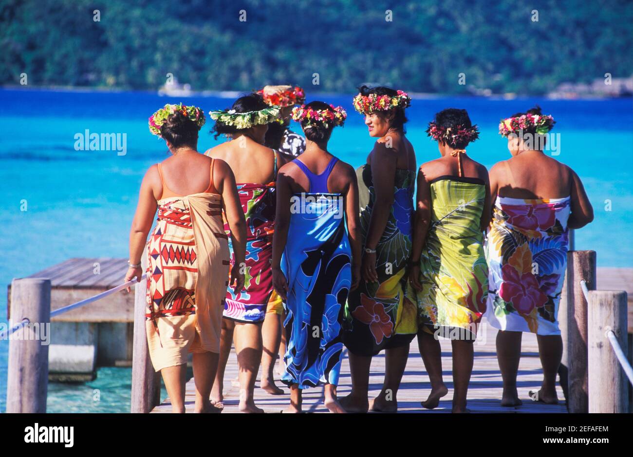 Vue arrière d'un groupe de femmes matures marchant sur une promenade, Hawaï, États-Unis Banque D'Images