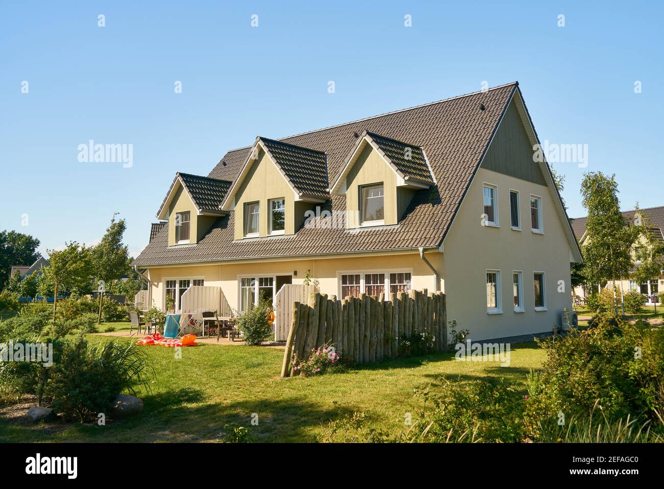 Grande maison comme une propriété avec un jardin vert dedans été Banque D'Images
