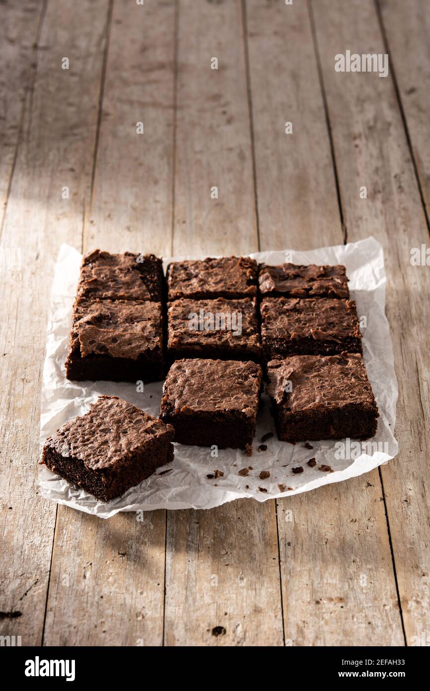 Morceaux de brownies faits maison sur une table en bois Banque D'Images