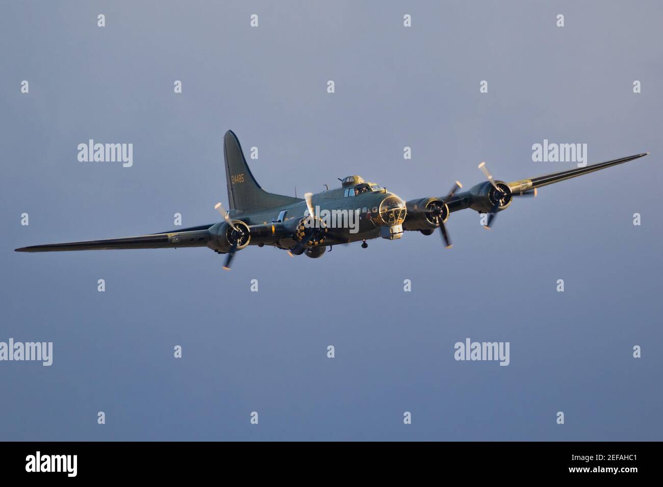 Vintage warbird US Air Force Boeing B-17 Flying Fortress WW2 bombardier perforant à l'Airshow de Sanice Sunset. Belgique - 13 septembre 2019. Banque D'Images