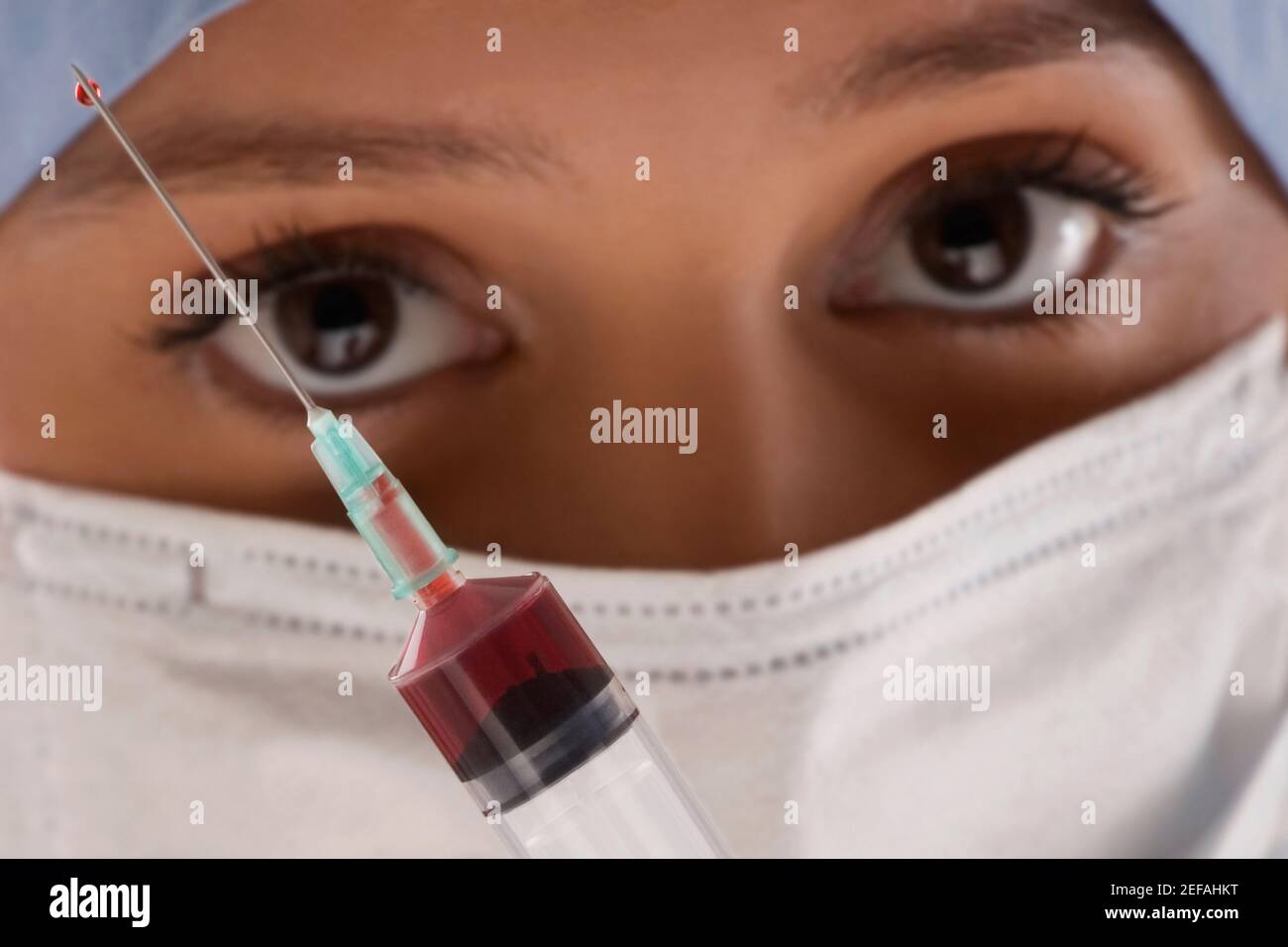 Gros plan d'un médecin féminin avec une seringue Banque D'Images