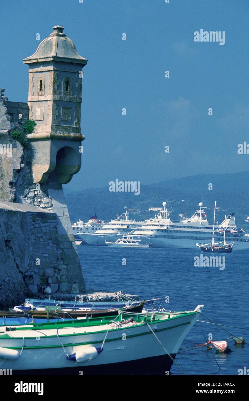 Bateau ancré près d'un vieux bâtiment en ruines, Elba, Italie Banque D'Images