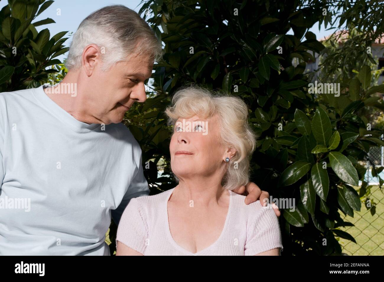 Homme âgé avec son bras autour d'une femme âgée Banque D'Images