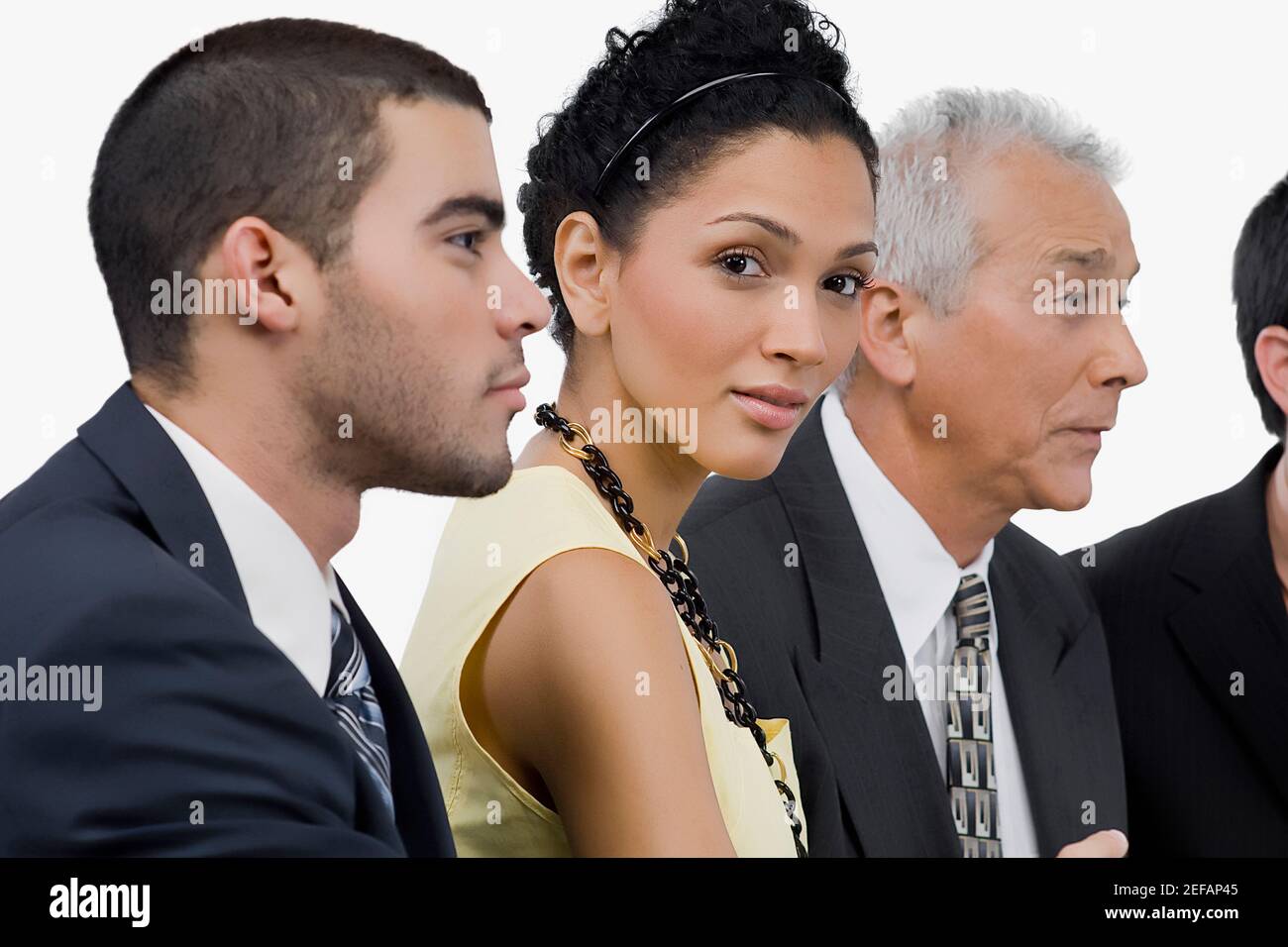 Trois hommes d'affaires et une femme d'affaires à une réunion dans un salle de conférence Banque D'Images