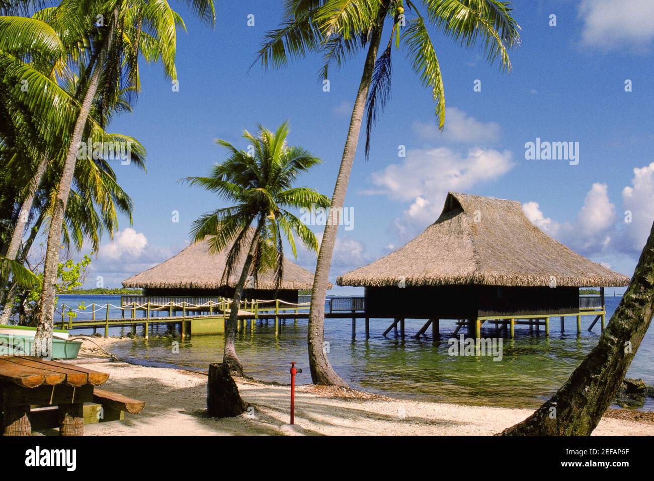 Maison à pilotis en mer, Bali Hai Hotel, Bora Bora, Iles de la Société,  Polynésie française Photo Stock - Alamy