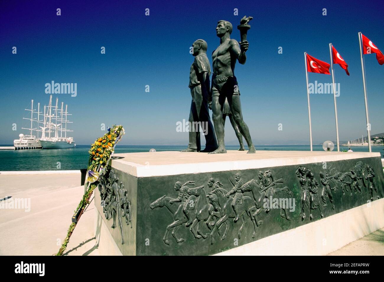 Statues à un monument avec drapeaux de la Turquie, Monument d'Ataturk et de la Jeunesse, Kusadasi, Turquie Banque D'Images