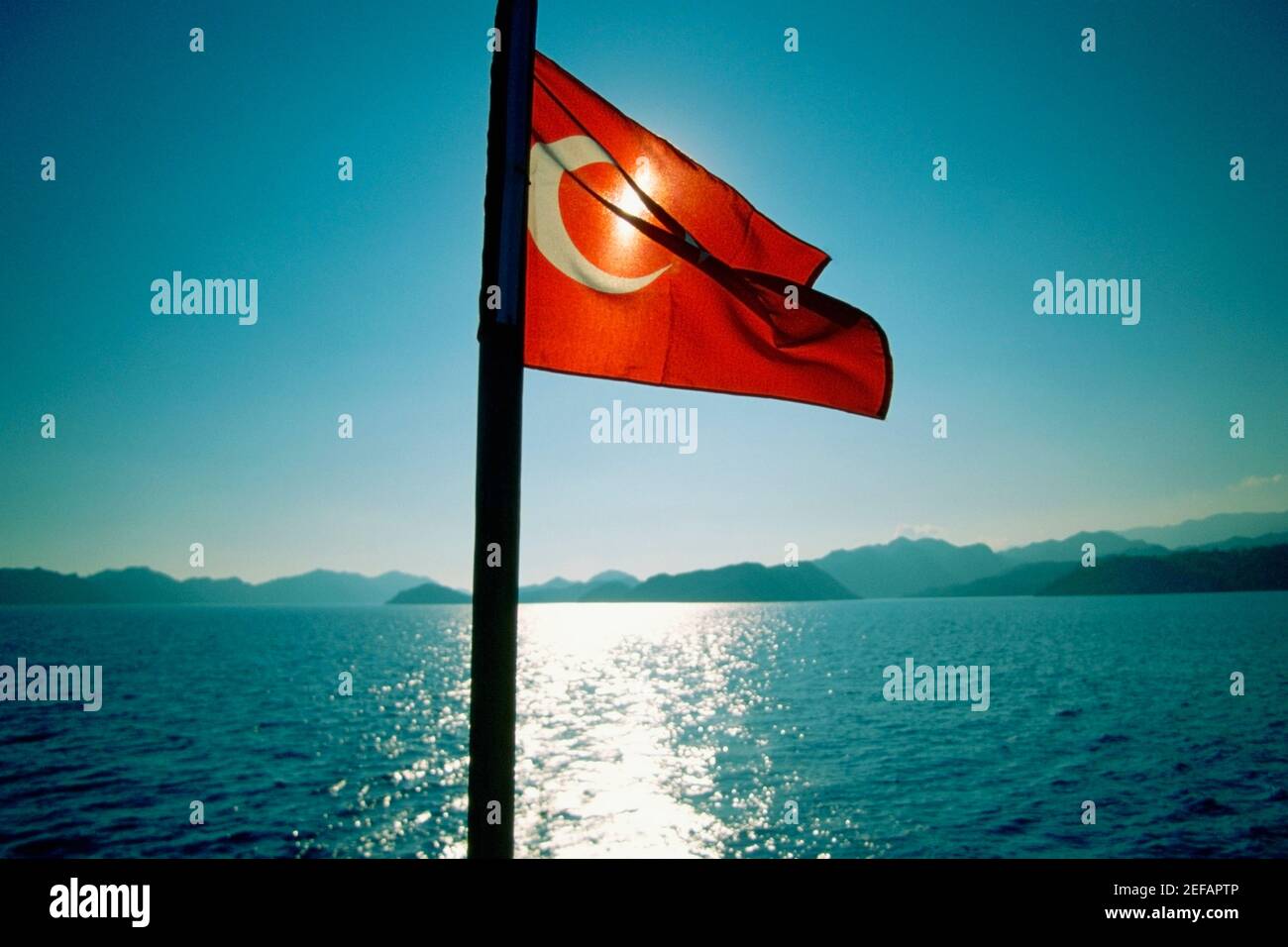 Gros plan d'un drapeau turc flottant sur un bateau de croisière, Kekova, Antalya, Turquie Banque D'Images
