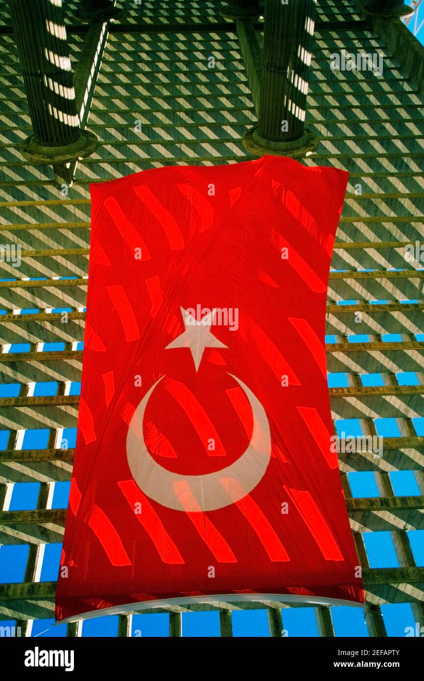 Vue à angle bas du drapeau turc sur un bâtiment, Magic World Resort, Turquie Banque D'Images