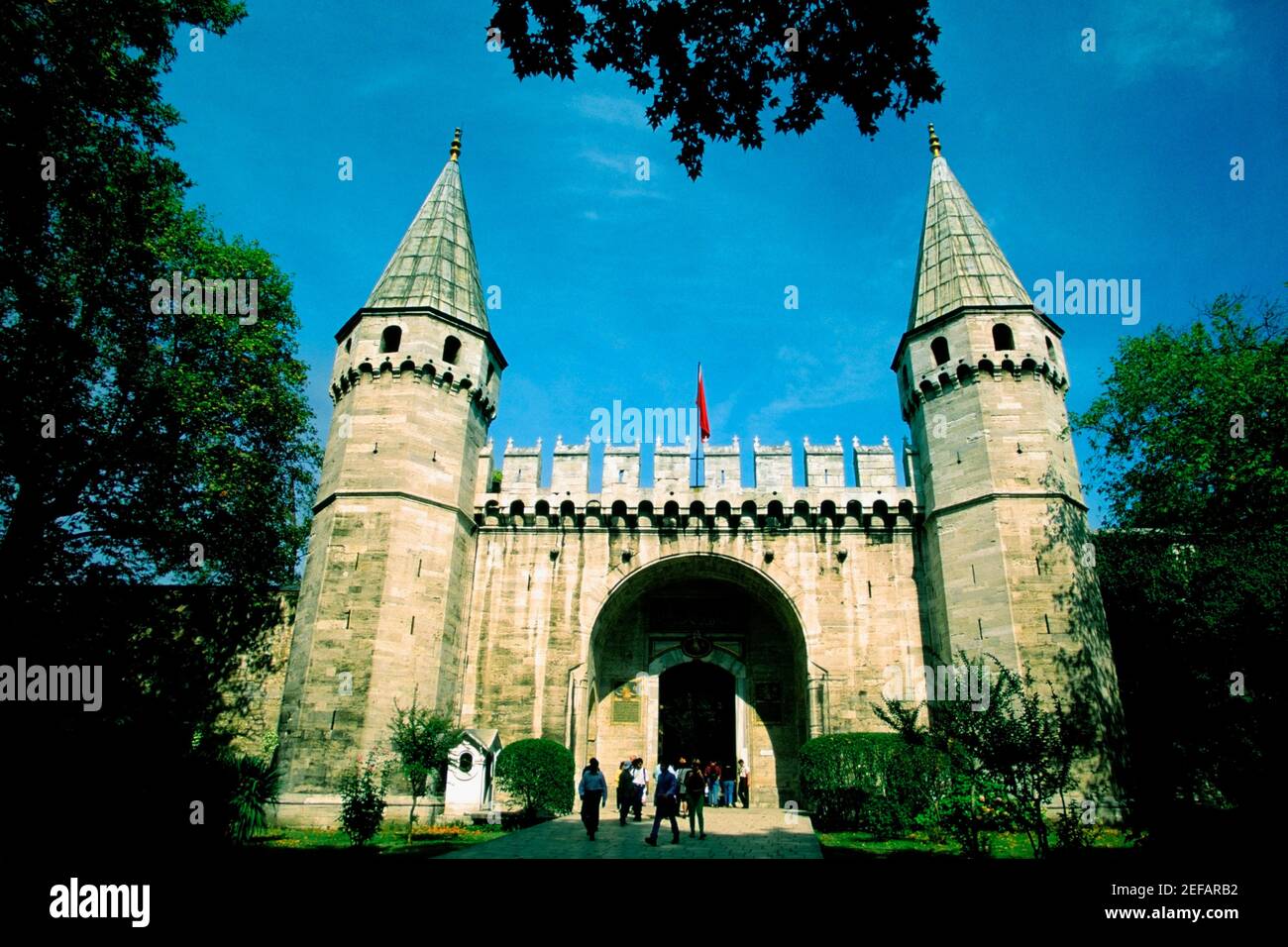 Vue à angle bas de l'entrée d'un palais, porte des Salutations, Palais de Topkapi, Istanbul, Turquie Banque D'Images