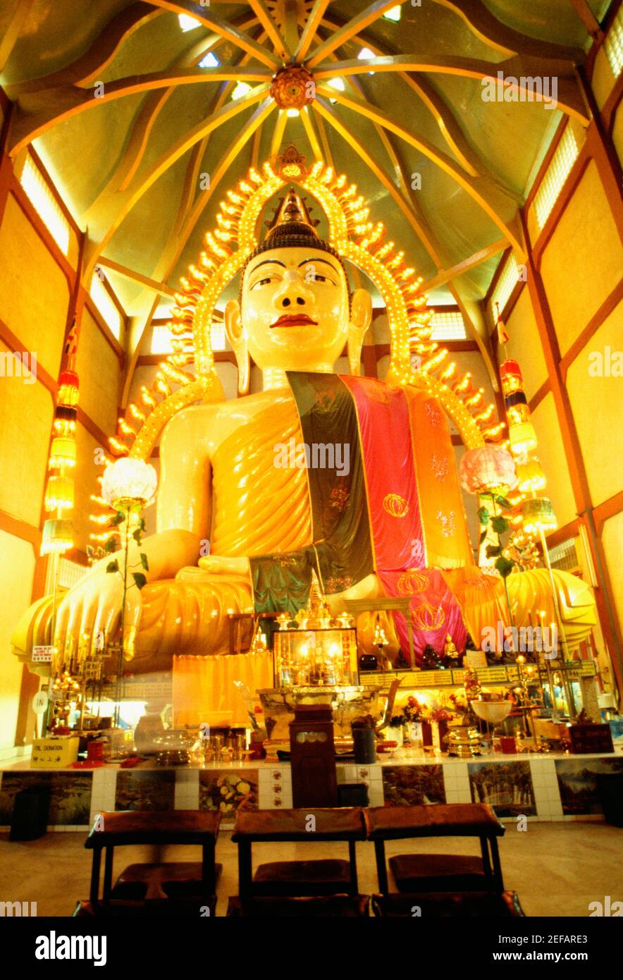 Vue à angle bas d'une statue de Bouddha, Sakya Mui Buddha Gaya, Bangkok, Thaïlande Banque D'Images