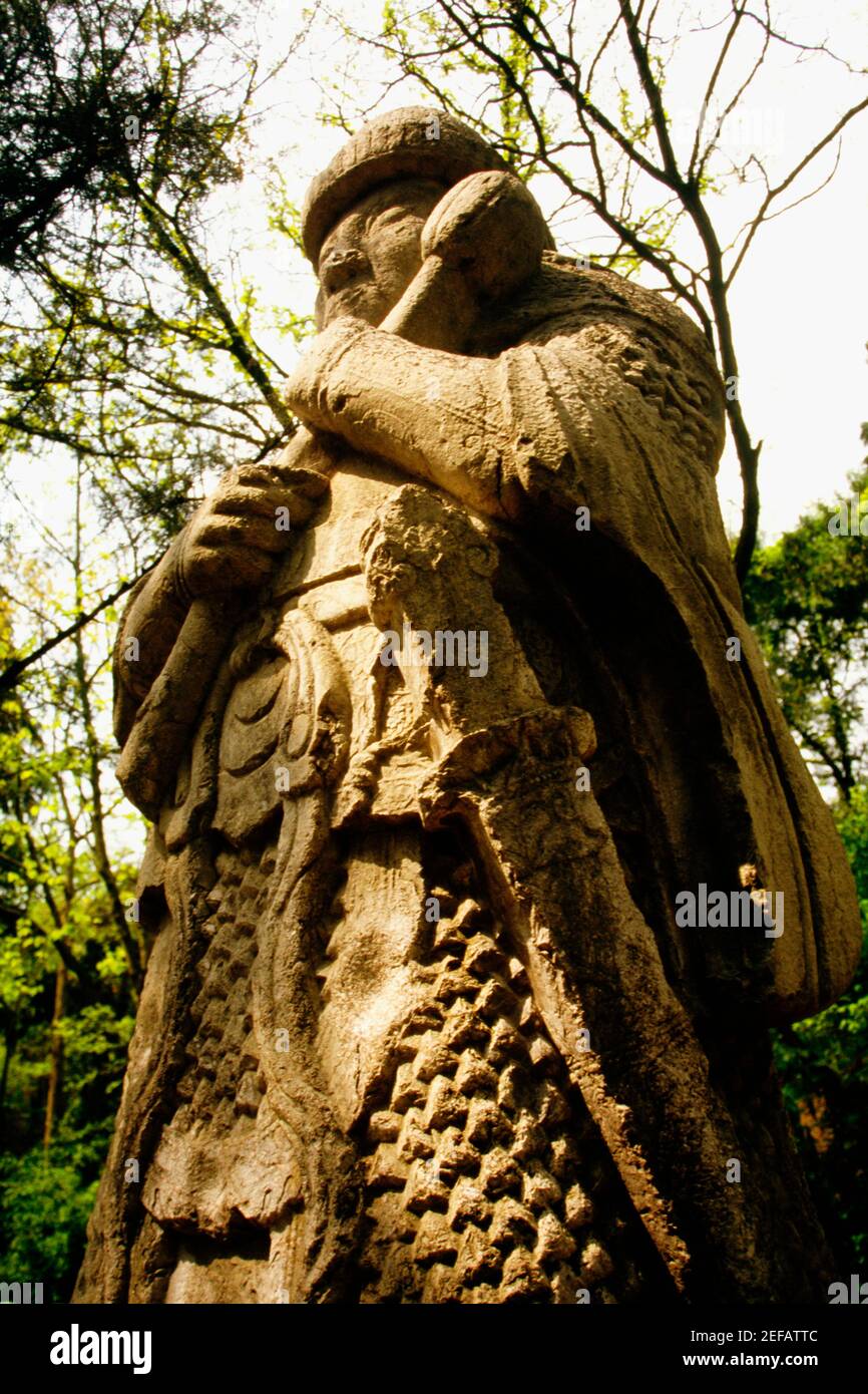 Vue à angle bas d'une statue de guerrier, Statue sentinelle, Ming, Nanjing, Chine Banque D'Images