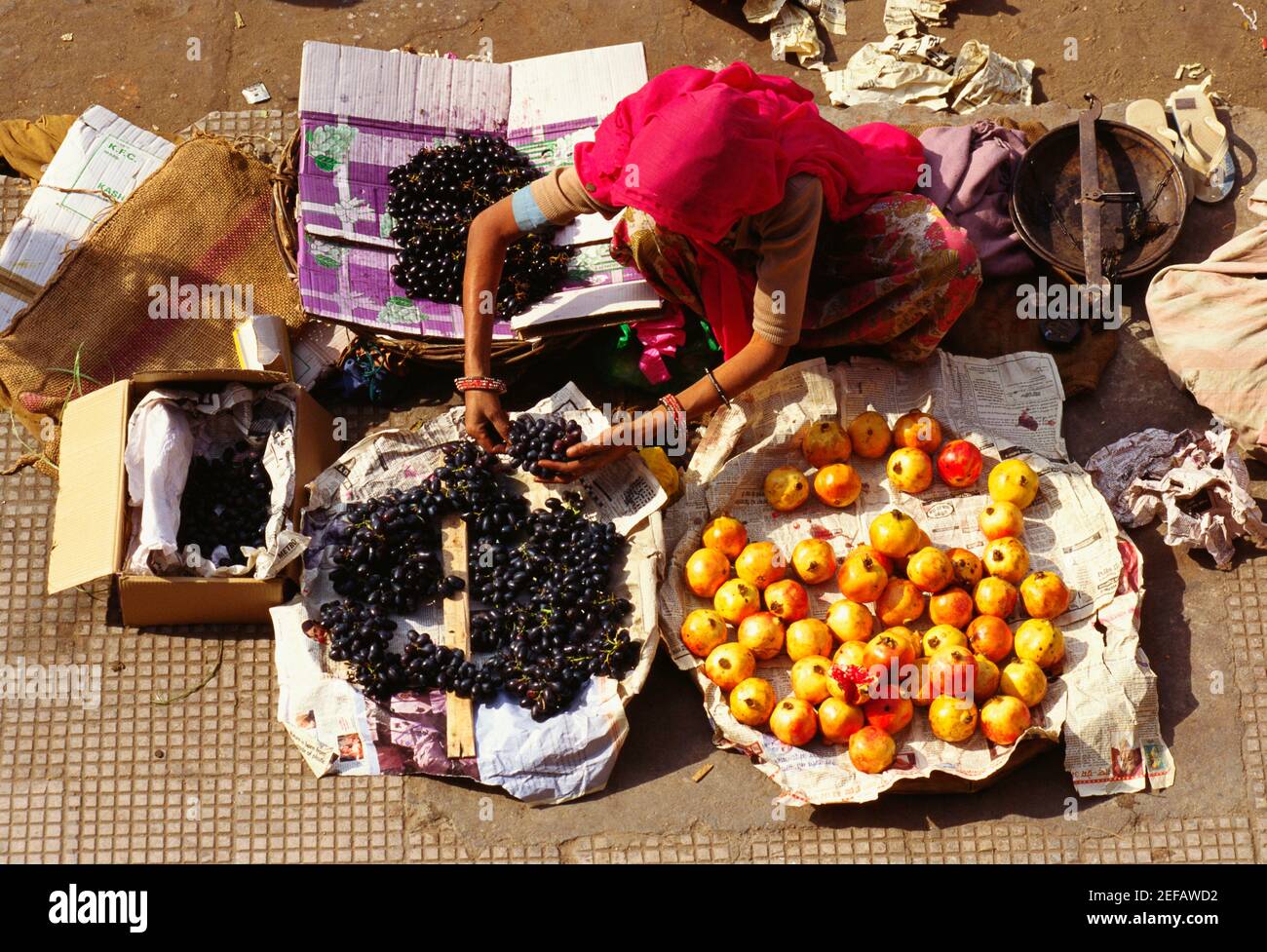 Vue de haut angle d'une femme vendant des fruits, Jaipur, Rajasthan, Inde Banque D'Images