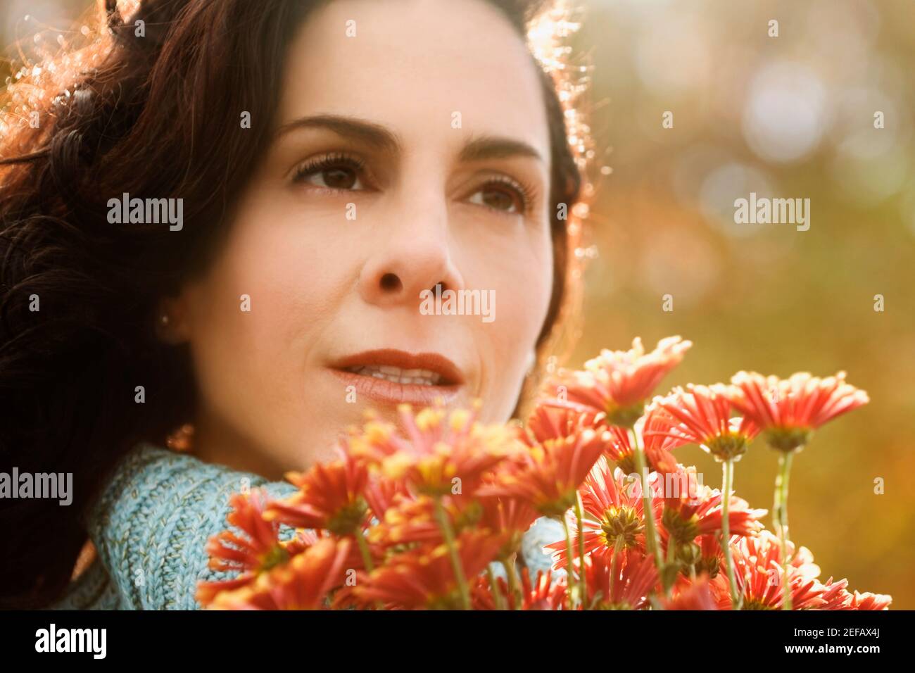 Gros plan d'une femme mûre tenant un bouquet de fleurs Banque D'Images