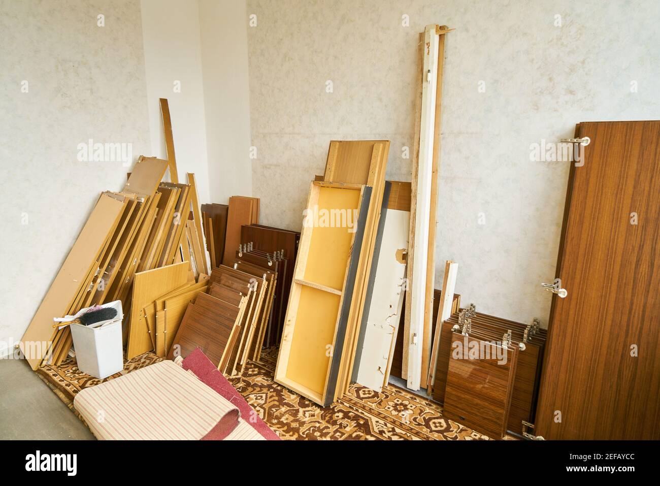 Il y a beaucoup de vieux meubles comme des déchets encombrants lors de la rénovation d'un appartement Banque D'Images