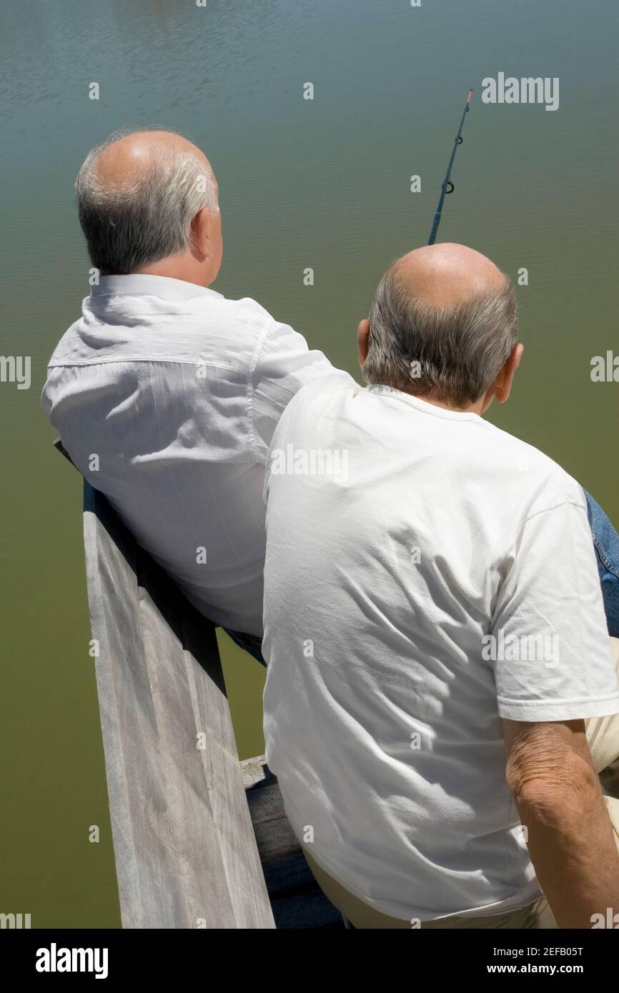 Vue arrière de deux hommes âgés qui pêchent Banque D'Images
