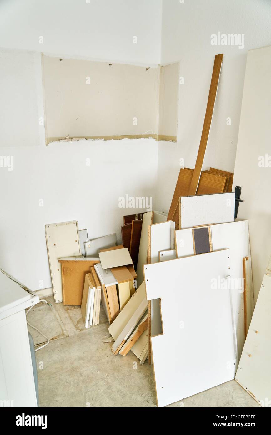 Vieux meubles attendant que les déchets encombrants soient ramassés dans la cuisine pendant une rénovation Banque D'Images