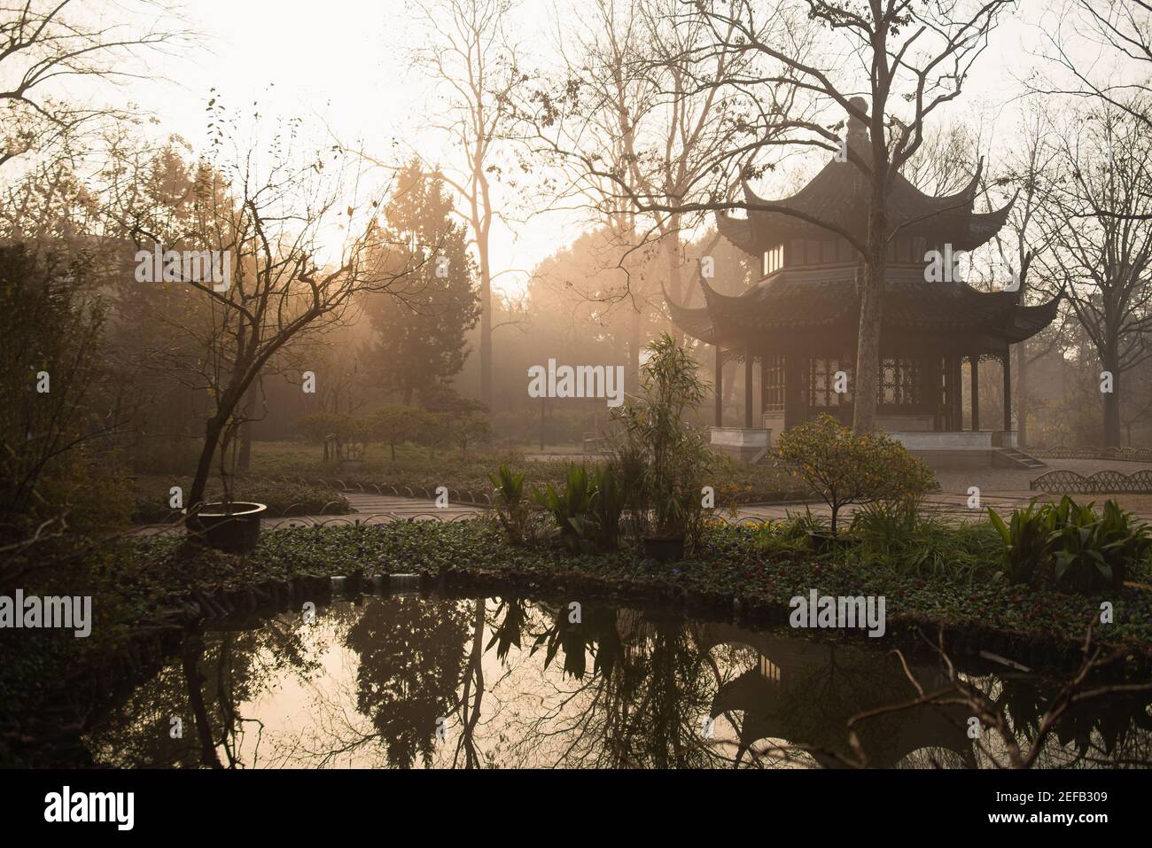La pagode au jardin de l'administrateur humble (jardin de Zhuozheng) Dans une brume tôt le matin.jardin de Zhuozheng un jardin classique, un UNESCO Site du patrimoine mondial a Banque D'Images