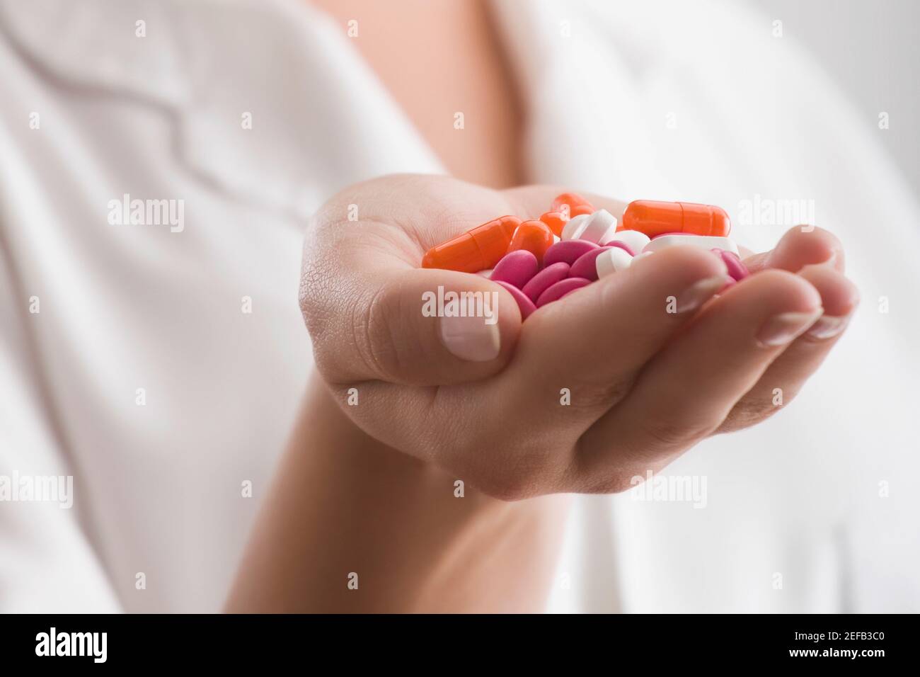 Gros sur des pilules sur une femelle doctorÅs paume Banque D'Images