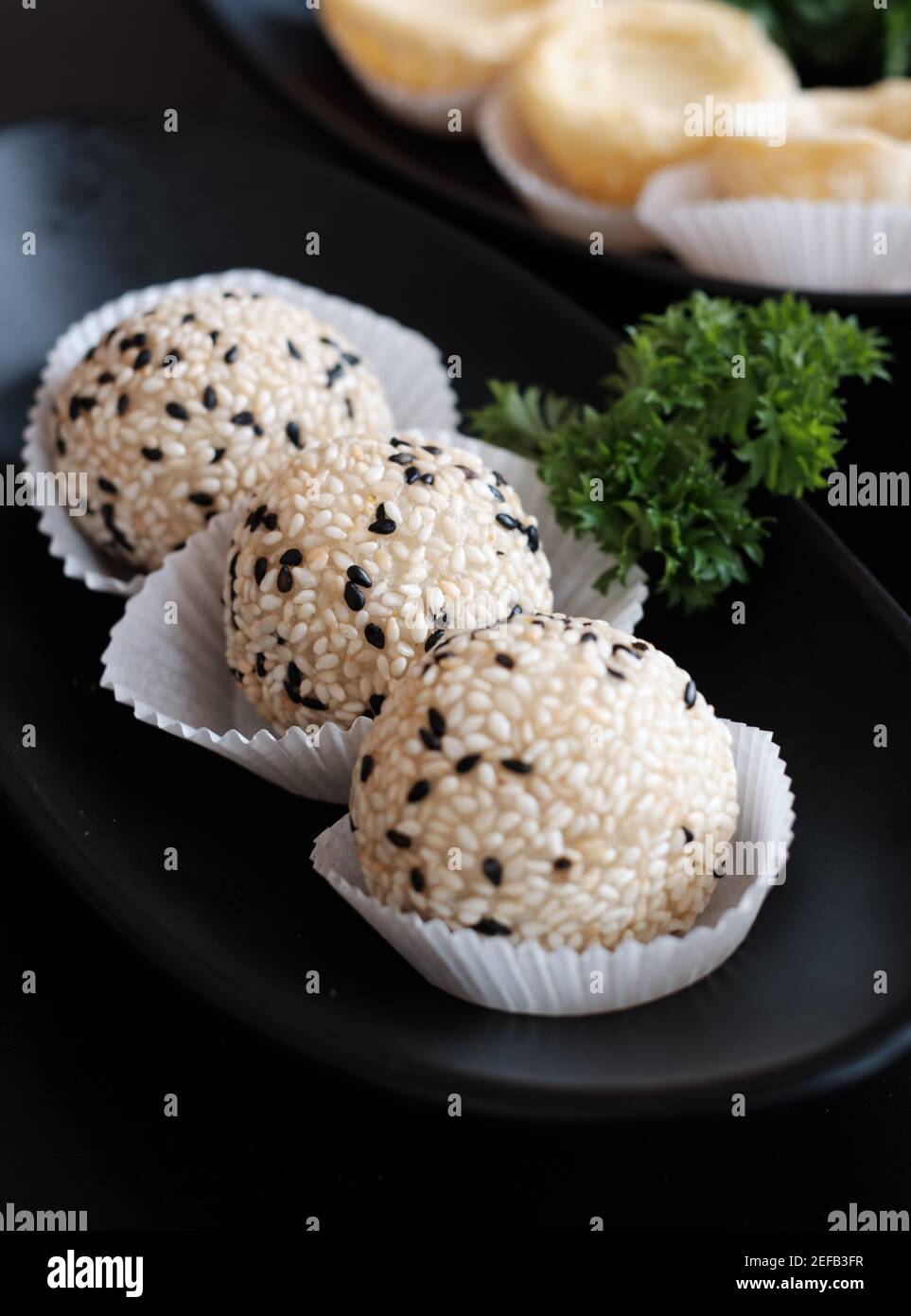 Boulettes de sésame frites à la chinoise au sésame noir Banque D'Images