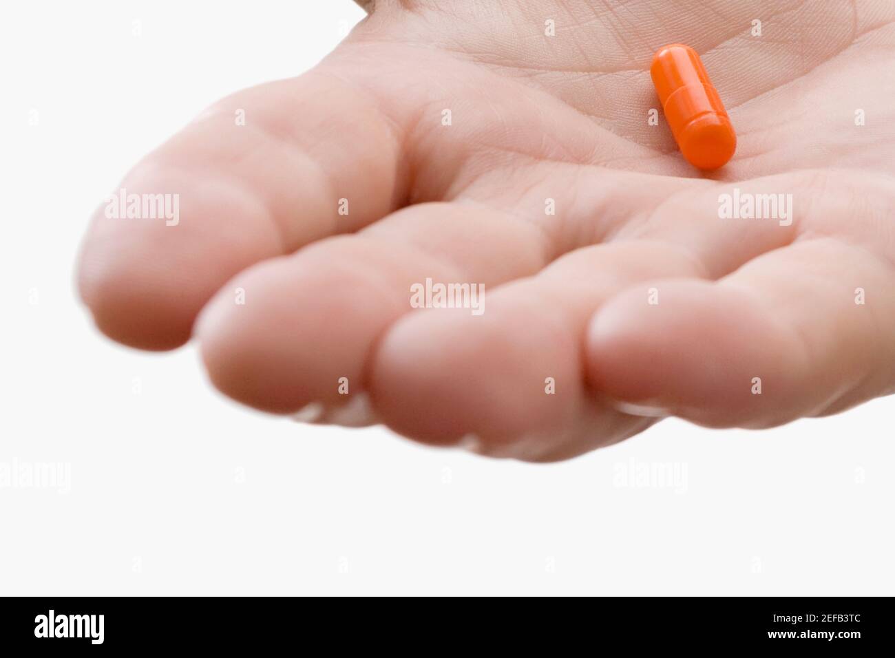 Gros plan d'une pilule sur une paume de doctorÅs Banque D'Images