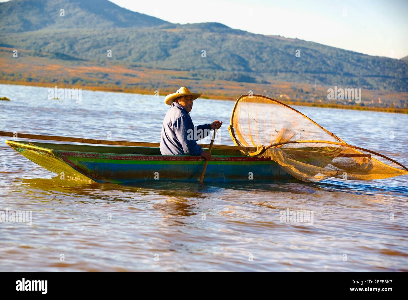Avec filet de pêche pêcheur papillon dans un lac, l'Île Janitzio, le lac Patzcuaro, Patzcuaro, Michoacan State, Mexico Banque D'Images