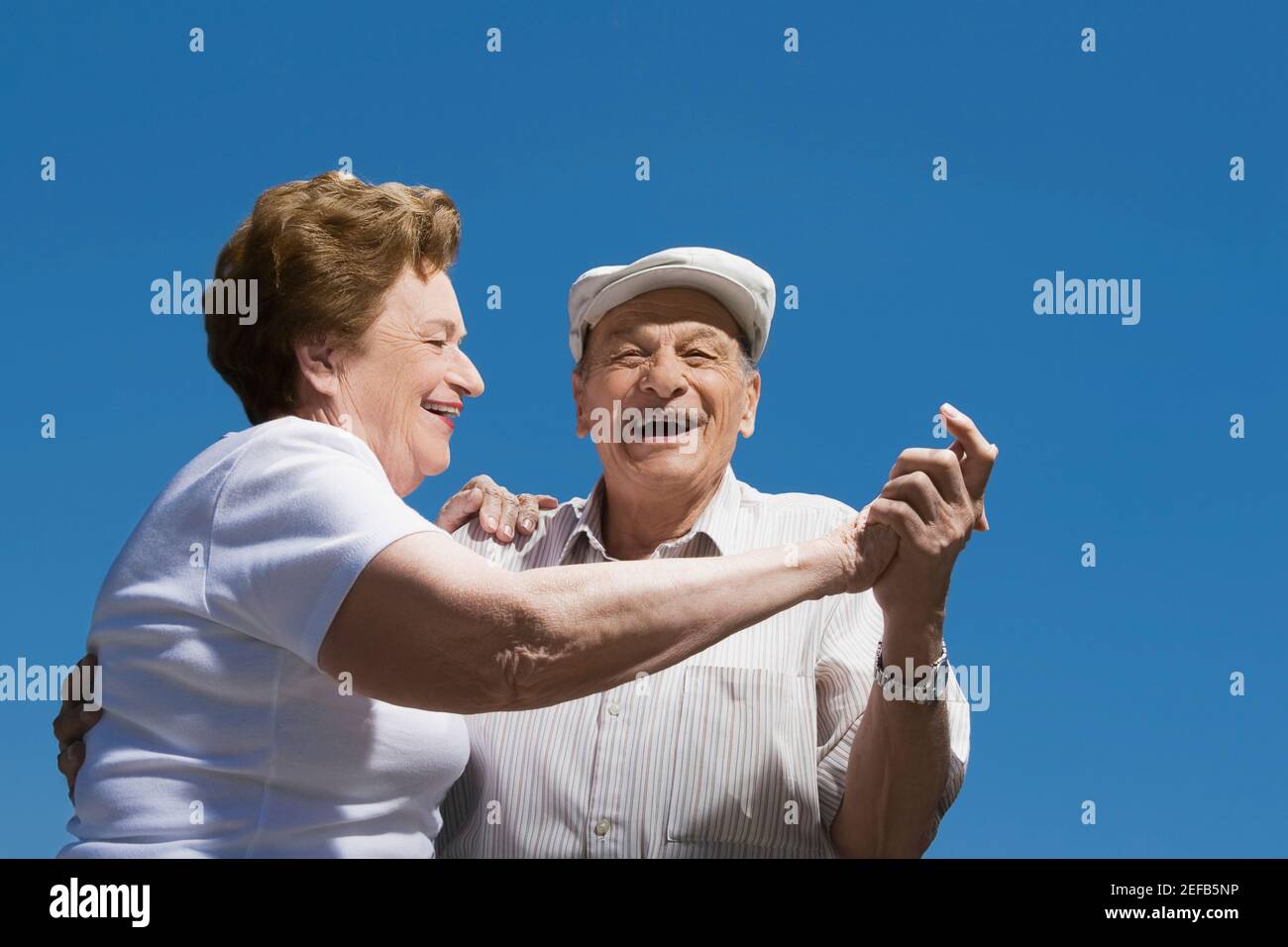 Vue à angle bas d'un couple senior qui danse Banque D'Images