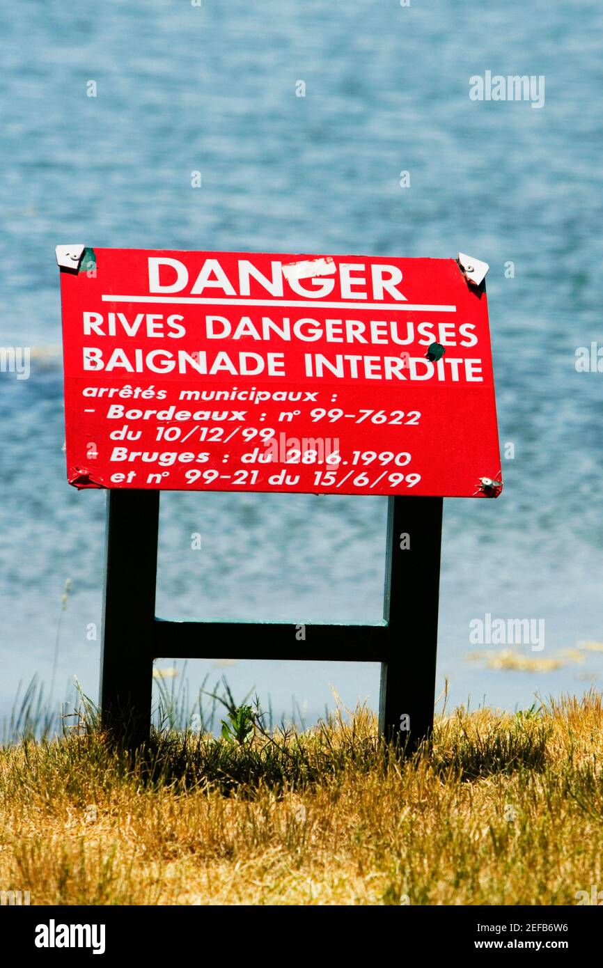 Panneau d'information au bord d'un lac, Lac de Bordeaux, Bordeaux, Aquitaine, France Banque D'Images