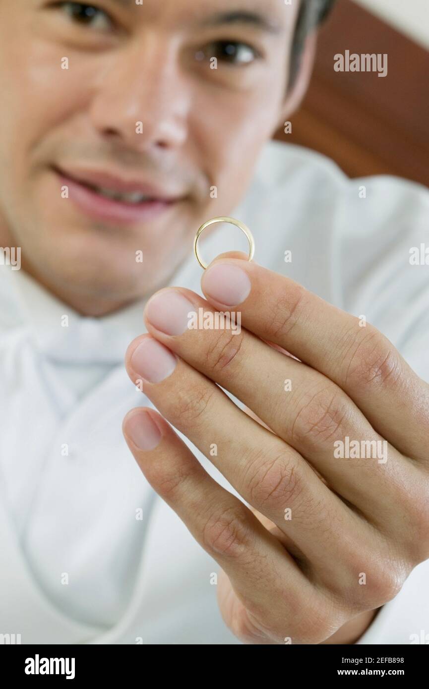 Portrait d'un homme adulte moyen tenant une bague Banque D'Images