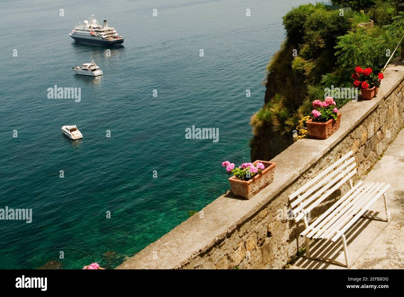 Vue de haut angle des bateaux dans la mer, baie de Naples, via Aniello Califano, Sorrento, péninsule de Sorrentine, Province de Naples, Campanie, Italie Banque D'Images
