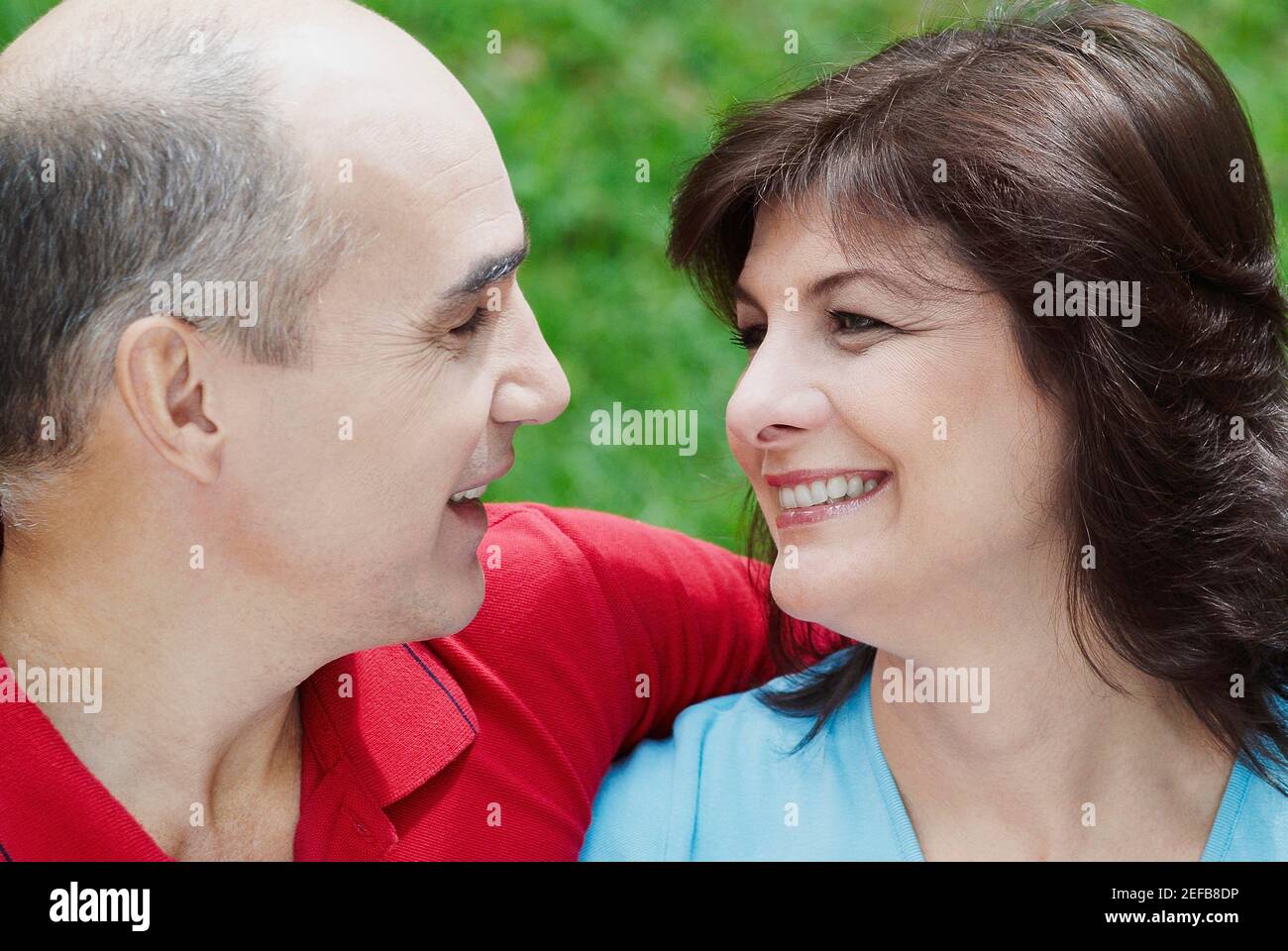 Gros plan d'un couple mature se regardant l'un l'autre et sourire Banque D'Images