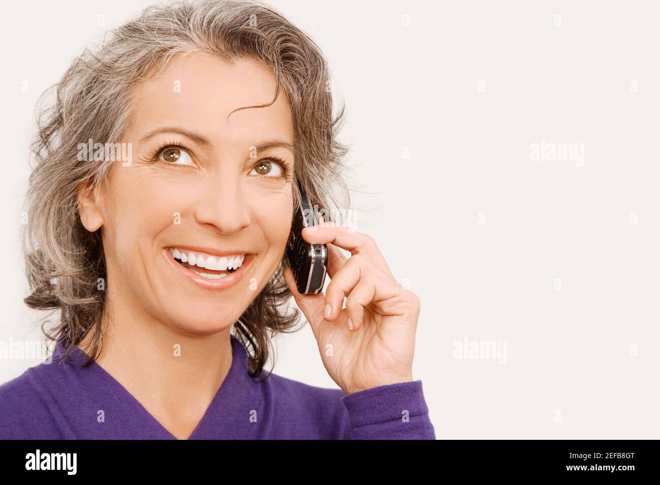 Gros plan d'une femme d'affaires parlant sur un téléphone mobile et penser Banque D'Images