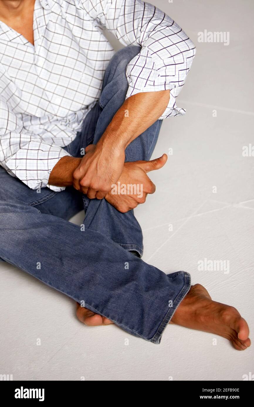 Vue en grand angle d'un homme adulte de taille moyenne assis le sol Banque D'Images