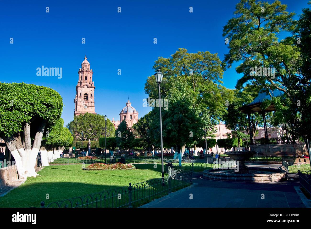 Parc avec une cathédrale en arrière-plan, cathédrale de Morelia, Plaza de Los Marsires, Morelia, Michoacan State, Mexique Banque D'Images