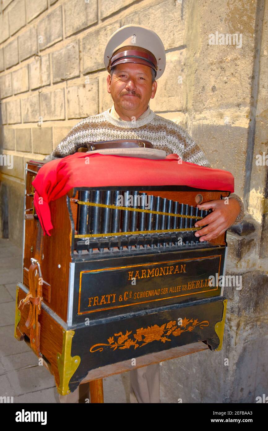 Portrait d'un homme mature tenant un harmonipan, Mexico, Mexique Banque D'Images