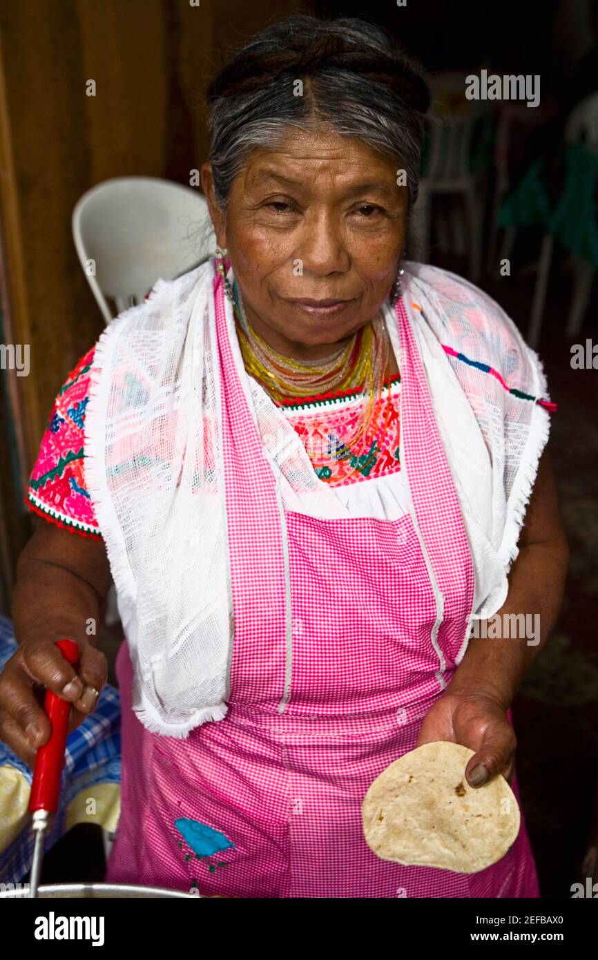 Portrait d'une femme âgée tenant une tortilla et cuisinant, Cuetzalan, état de Puebla, Mexique Banque D'Images