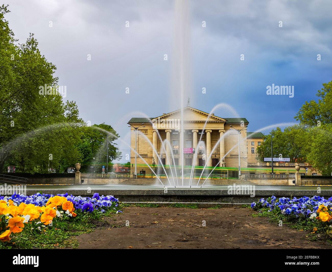 Poznan Pologne Mai 10 2019 Grande fontaine et jardin dedans Devant le Grand théâtre de Stanislaw Moniuszki Banque D'Images