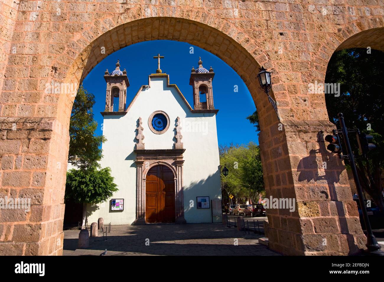 Église vue par une arche, Iglesia de Maria Lourdes, Morelia, État du Michoacan, Mexique Banque D'Images