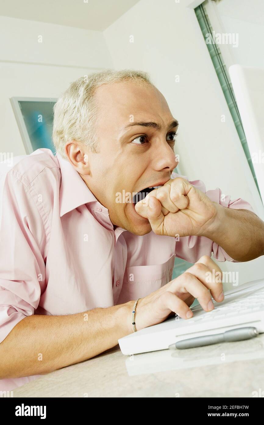 Gros plan d'un jeune homme utilisant un ordinateur portable Banque D'Images