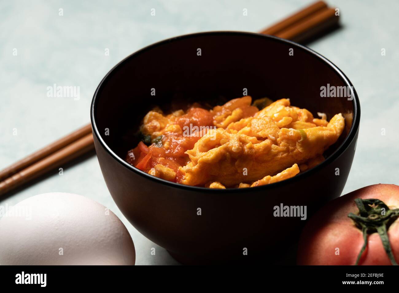 Les œufs brouillés aux tomates sont un repas maison Taïwan, Chine et d'autres régions de l'Asie de l'est. Œufs brouillés avec des tomates bouillies, à base avec sauce tomate Banque D'Images