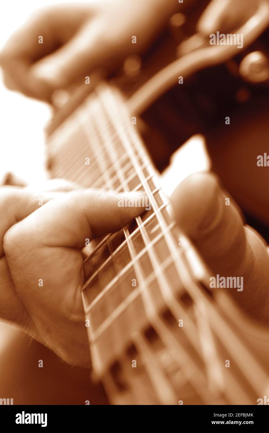 Gros plan extrême de l'homme jouant de la guitare Banque D'Images