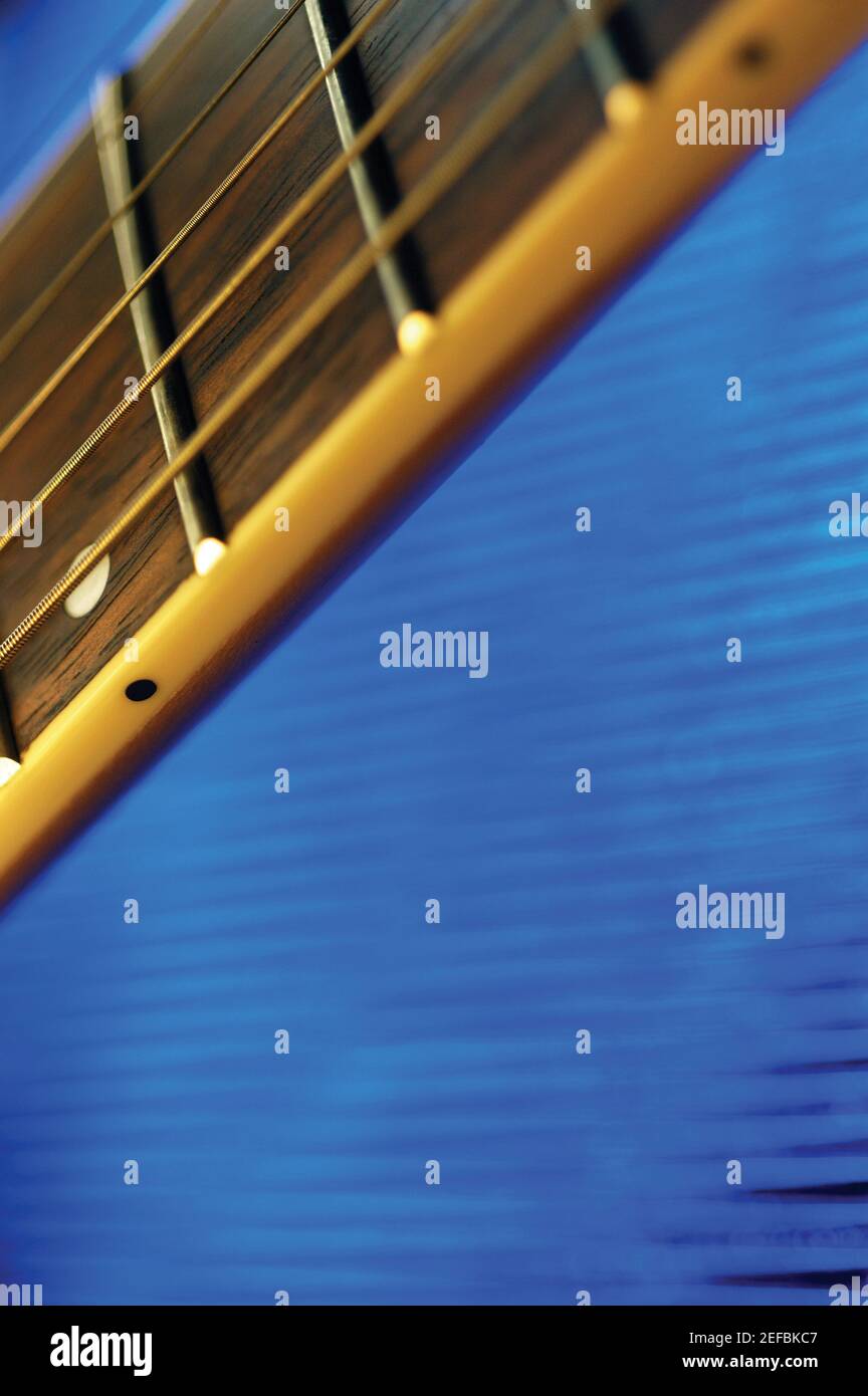 Gros plan de la poignée et des cordes de guitare électrique Banque D'Images
