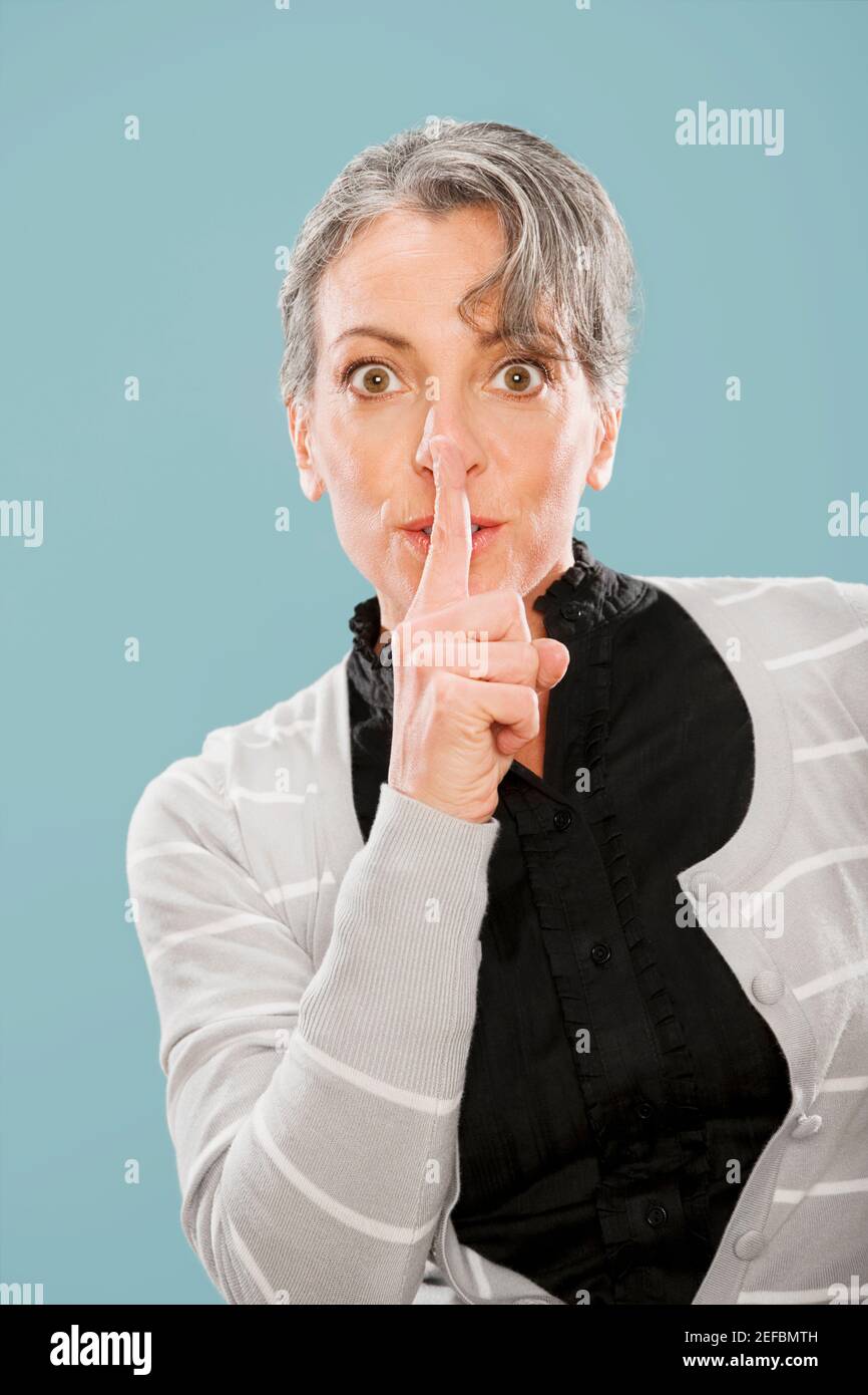 Portrait d'une femme avec le doigt sur les lèvres Banque D'Images