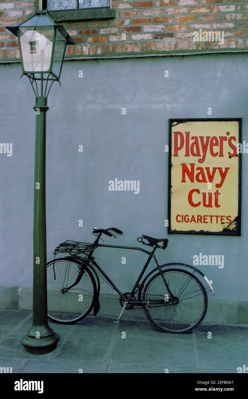 Gros plan d'un vélo appuyé contre un mur, République d'Irlande Banque D'Images