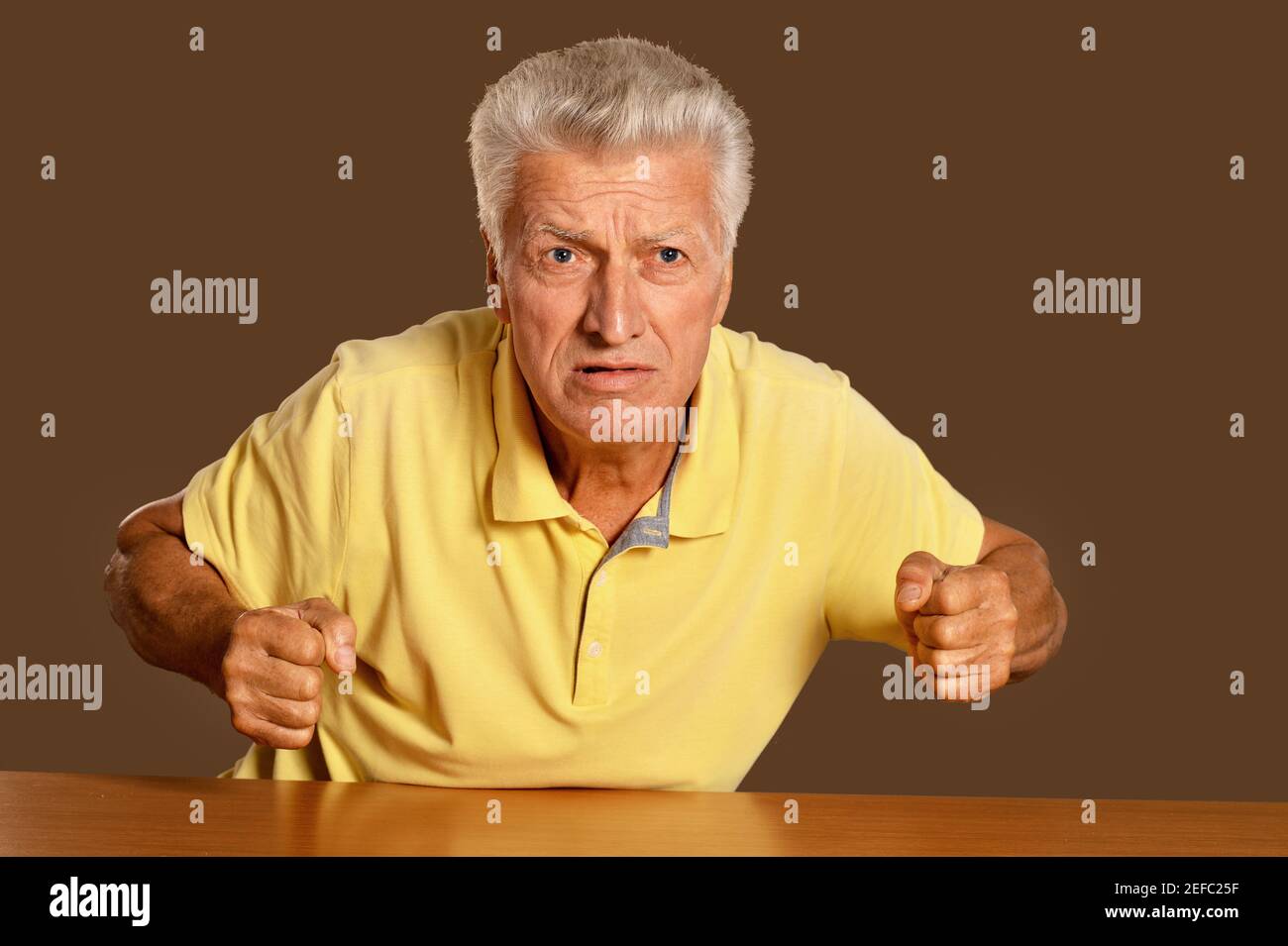 Portrait d'un homme senior en colère regardant l'appareil photo Banque D'Images
