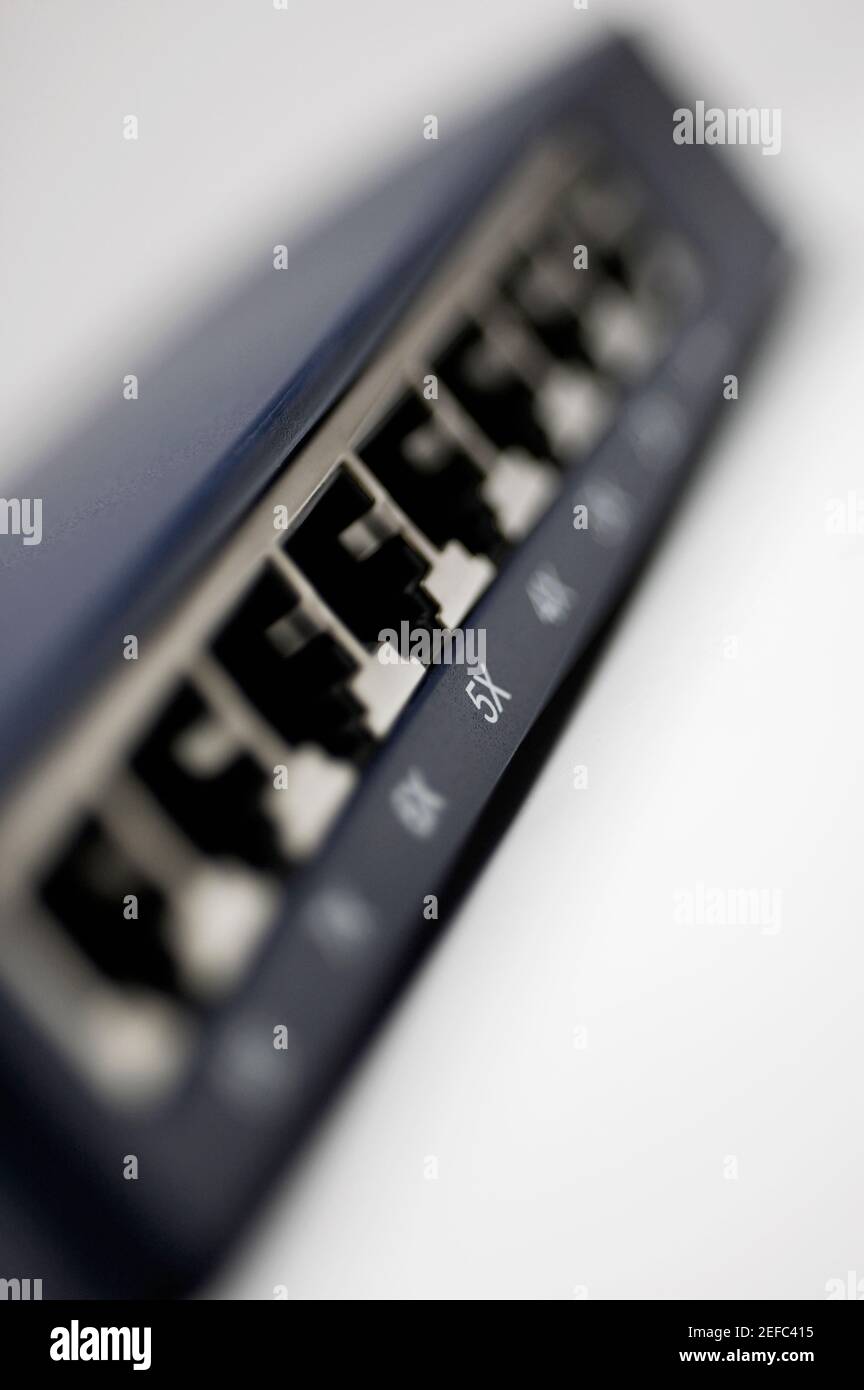 Gros plan des prises de connexion réseau sur une centrale réseau Banque D'Images