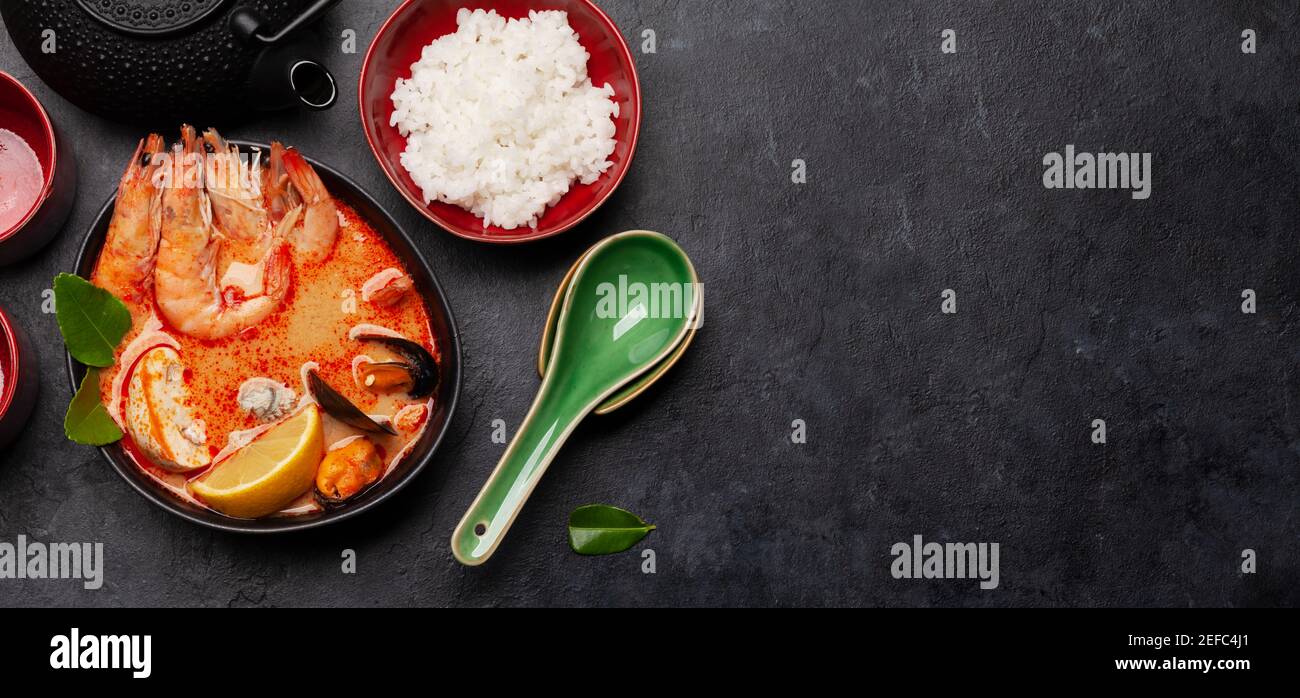 Soupe thaïlandaise traditionnelle Tom Yum kung avec fruits de mer, lait