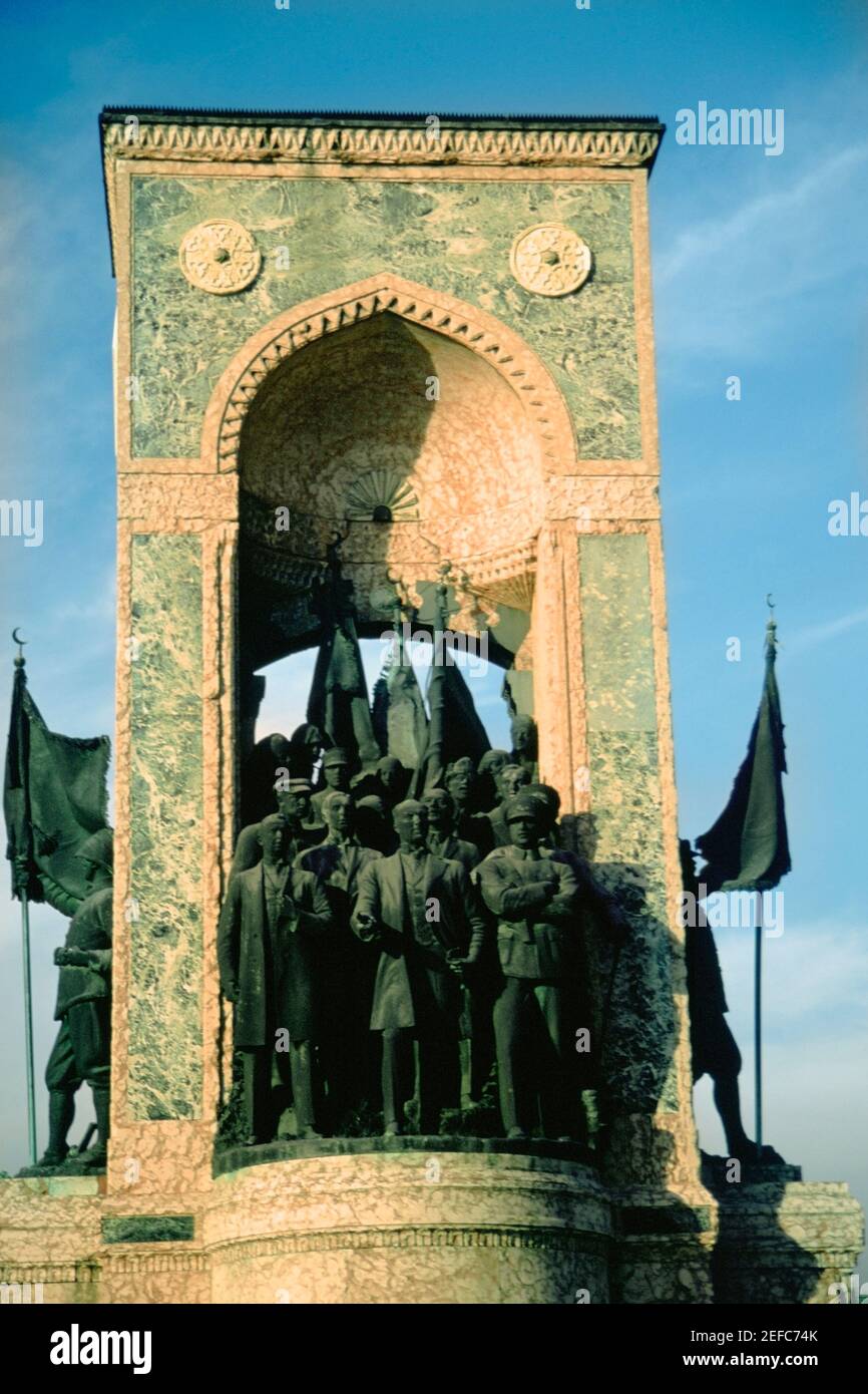 Vue à angle bas d'un monument, Cumhuriyet Aniti, place Taksim, Istanbul, Turquie Banque D'Images